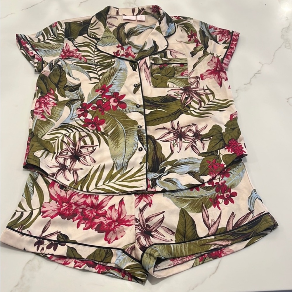 SOLD………….Tommy Bahama Sleepwear tropical short set M